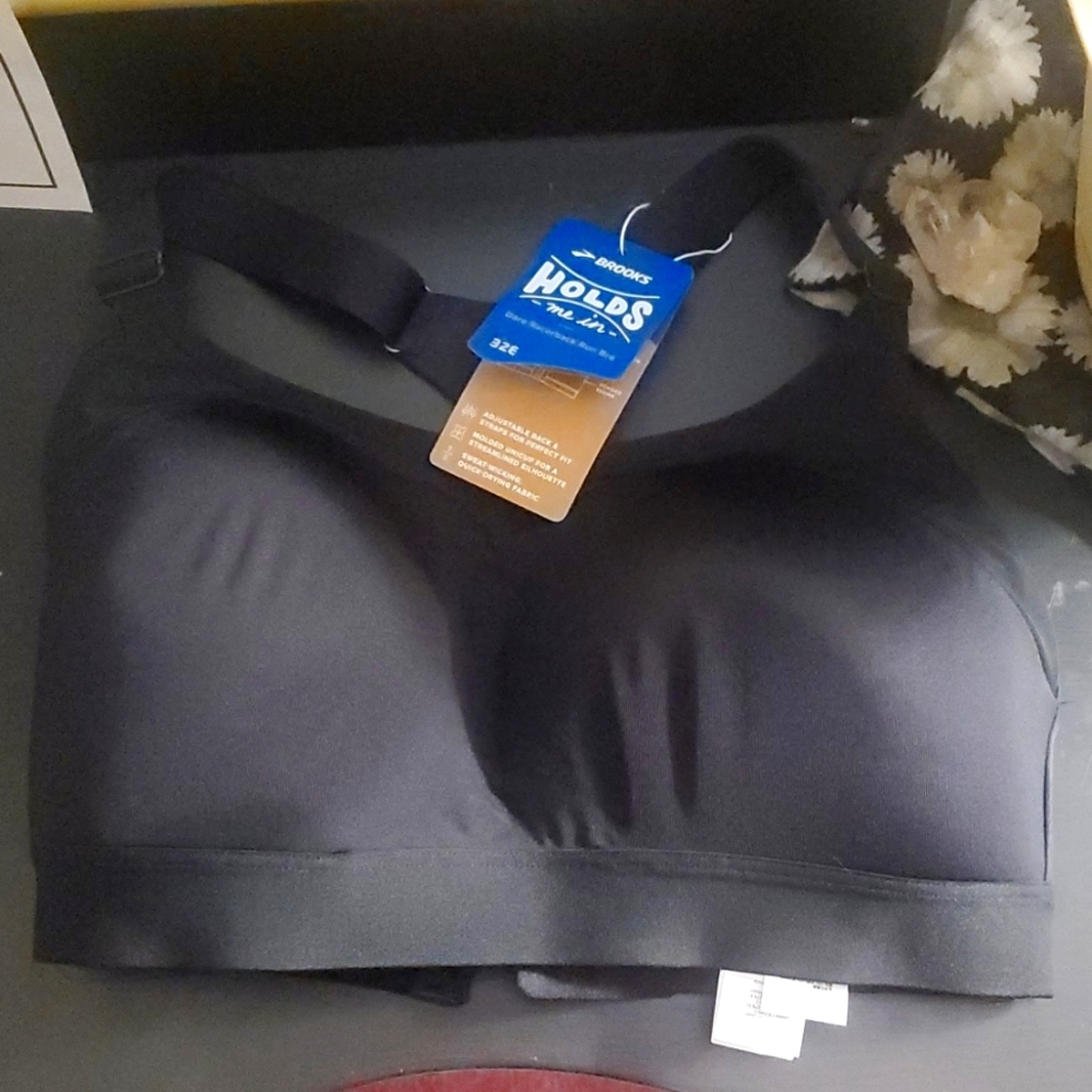 NWT Brooks 32E Black Dare Racerback Run Bra